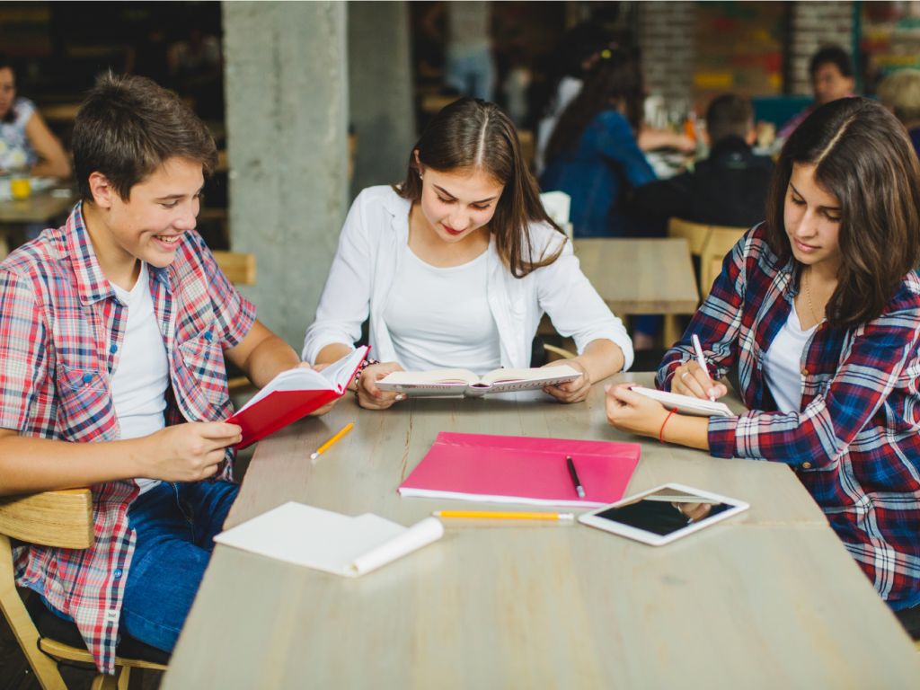 Photographie d'étudiants dans un amphithéatre