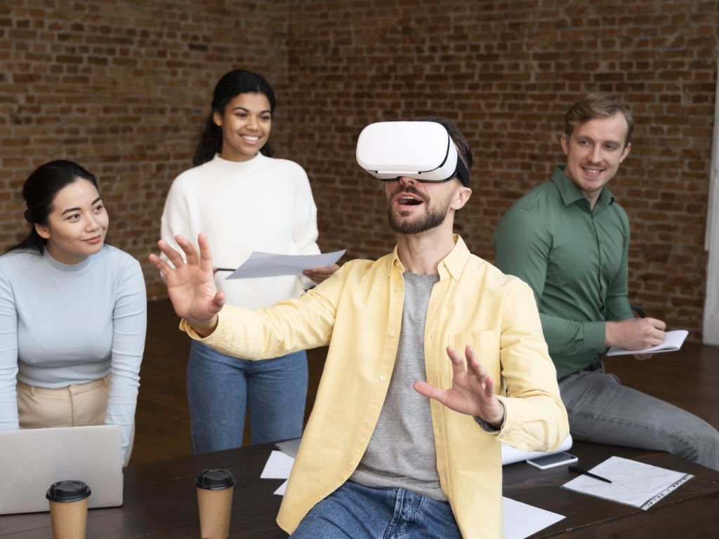 Groupe de personnes testant un casque VR
